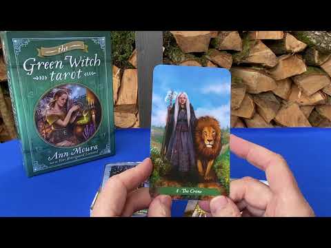 Видео: Распаковка и Обзор Таро Лесная Волшебница Unpacking Flip Thru Green Witch Tarot Deck Колена