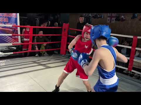 Видео: Бой Шилакадзе  Диамид (12лет, в синем) с чемпионом Аджарии..