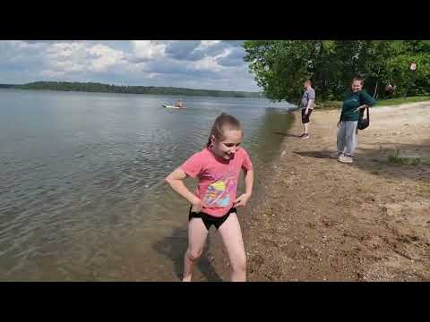 Видео: Прогулка по берегу вдоль озера Сенеж