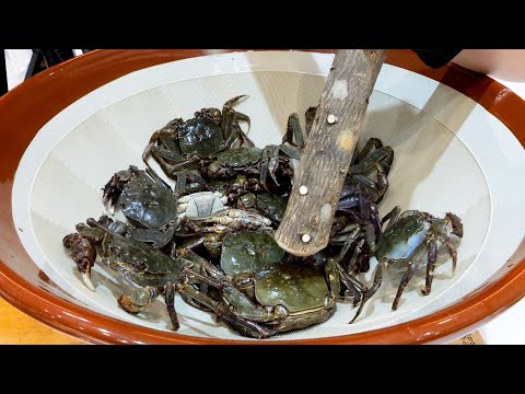 Видео: Блюдо, состоящее из измельчения большого количества японского краба-рукавицы, просто потрясающее!