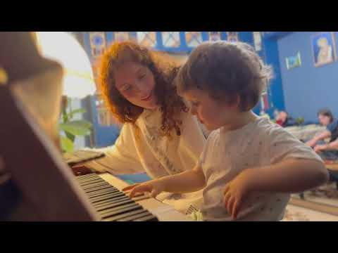 Видео: Accompanist is 3 years old - Аккомпаниатору исполнилось три годика