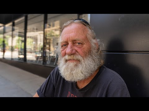 Видео: Пожилой бездомный мужчина, получающий социальное обеспечение, не может позволить себе аренду жиль...