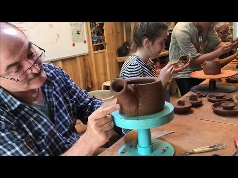 Видео: 🍯 Склеиваем чайник из глины на летнем интенсиве Гончарная школа Волшебство керамики