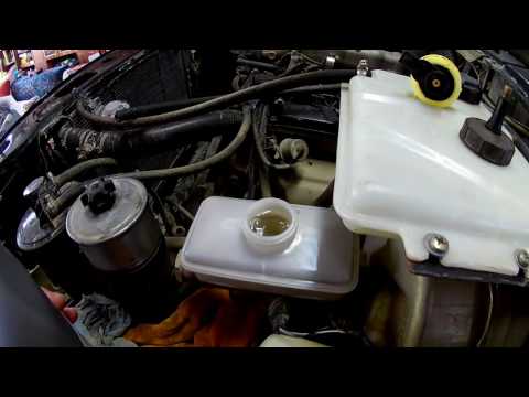 Видео: Замена тормозной жидкости в тормозах уаз хантер