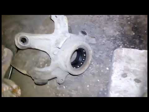 Видео: Мерседес 124 замена ступичного подшипника и гранаты.