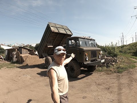 Видео: Грузим песок погрузчиком на дизельный #газ66 #самосвал. Грузовой автомобиль СССР | Мегамашина.