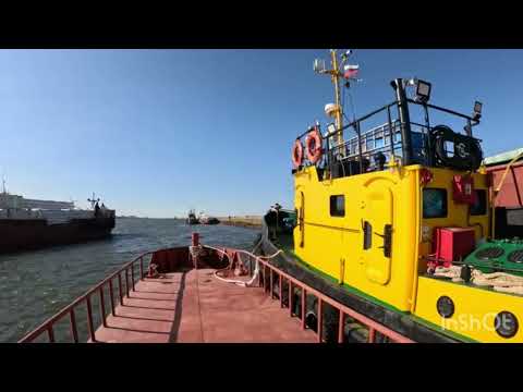 Видео: п.Октябрьский постановка плашкоута с грузом к тундре, катер проекта Костромич 