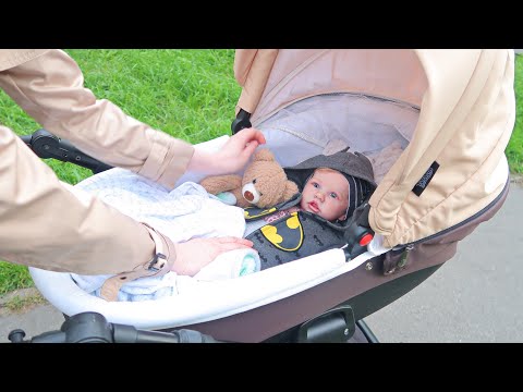 Видео: Прогулка С Коляской В Парке с Реборном/Гуляем с Сашей на Улице, Укладываем спать/Reborn Baby Doll