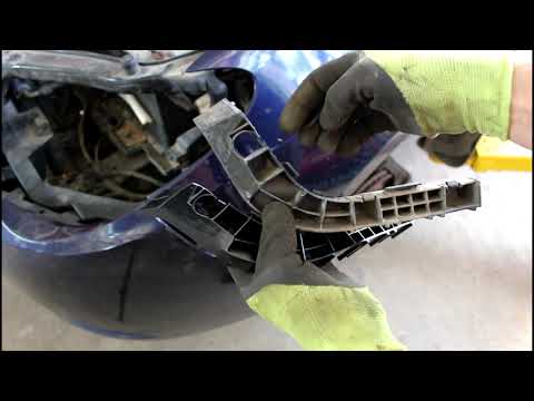 Видео: Замена бокового кронштейна переднего бампера на Hyundai Elantra 1,6  Хендай Элантра 2010 года