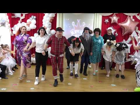 Видео: Семья Солнышкиных из Майкопа. Сценка с родителями на выпускном в детском саду № 22 "Жемчужинка"