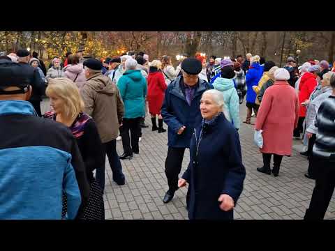 Видео: 7.11.25г... "МОЛОДАЯ"... 🧒... звучит на Танцполе в Гомельском парке... 
