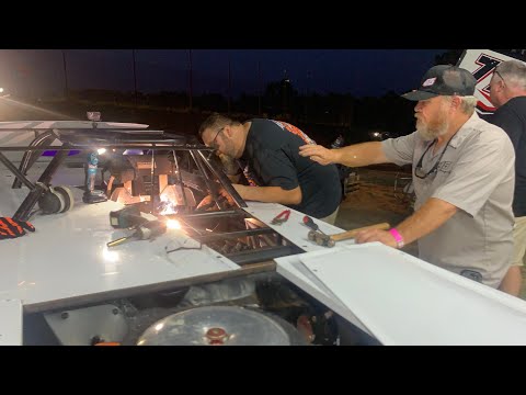 Видео: Кулачный бой на уличной арене на автодроме Хэттисберга