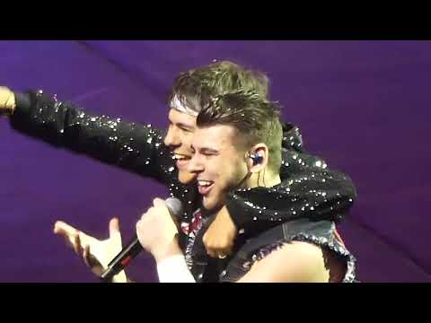 Видео: GAYAZOV$ BROTHER$ - Малиновая ЛАДА (Братья Гаязовы - Пусть луна нам светит ярко) (live)