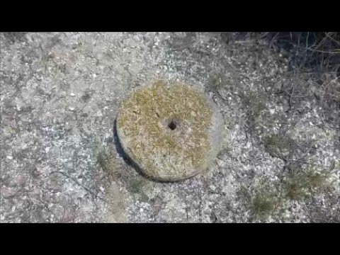 Видео: Копаем на старых фундаментах!