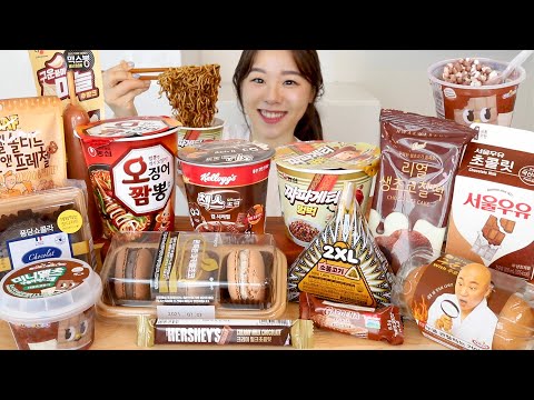 Видео: SUB) ASMR Корейский круглосуточный магазин Мукбанг🍫 CVS Коричневая еда Шоколад Макарон Десерты Лапша