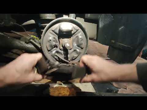 Видео: Замена задних тормозных колодок Рено Логан 2