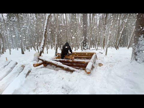 Видео: Бросил всё, силы иссякли! СТРОЮ МИНИ-ШАЛАШ ОДИН В ЛЕСУ