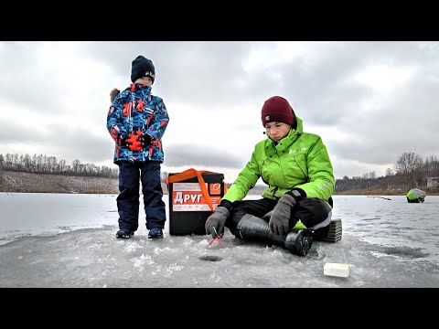 Видео: ДВА БРАТА НА РЫБАЛКЕ! Взял сыновей на зимнюю рыбалку в палатке! | Семейная рыбалка 2021