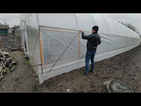 Видео: Ремонт бокового проветривания теплицы. Монтаж перетяжки.