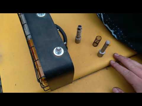 Видео: Львовский погрузчик. Ремонт фиксаторов вил.