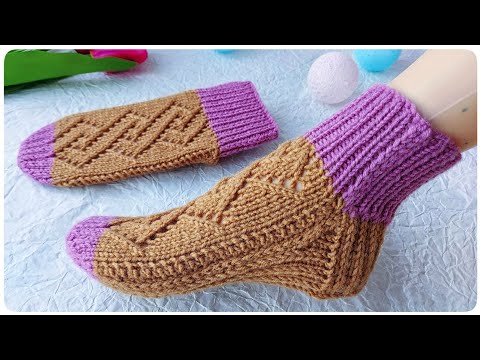 Видео: Носочки на двух спицах БЕЗ ШВА.  Узор "Ажурные ромбы"