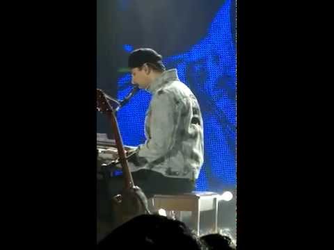 Видео: Grisha Urgant - С Новым Годом (СПб, ГлавClub, 5.12.14)