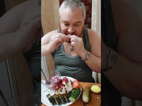 Видео: Мукбанг. Скумбрия, лук, картошка, редиска