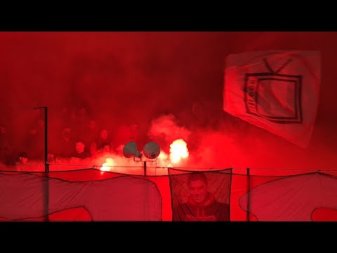 Видео: Стадион пун у диму све!