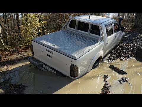 Видео: В Новосадовый, Offroad на пикапах Hilux по жидкой грязи