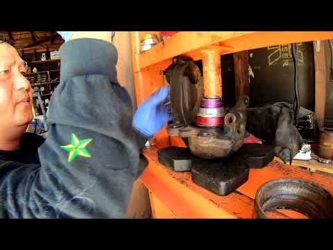 Видео: Замена переднего подшипника Ford Escape 2014 года