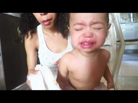 Видео: Как промывать нос маленькому ребенку от соплей физраствором если заложен нос