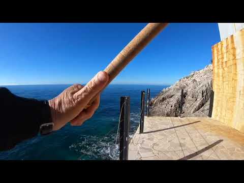 Видео: Рыбалка на тунца и пеламида  на скалах в Черногории.Завезти приманку дроном? Хорошее место для дрона