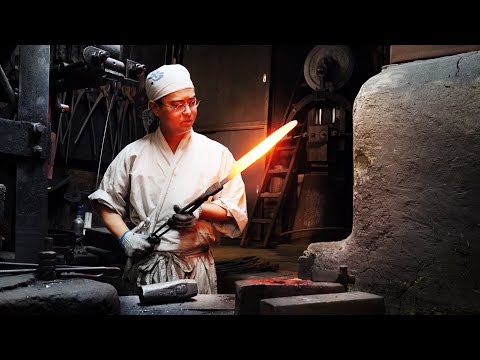 Видео: Процесс изготовления японского ножа - мастер самурайского меча - 160-летняя кузница