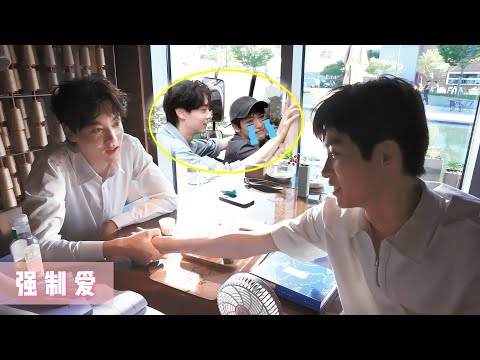 Видео: 【Принудительная любовь💥】Чи Чэнг безумно любит Да Бао💘 Да Бао некуда бежать!🔥Поддайся ему🤣