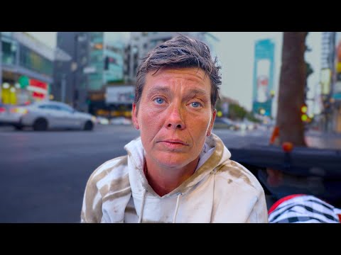 Видео: Бездомная женщина спит рядом с улицей, чтобы избежать ареста