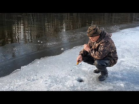 Видео: Рыбалка на Севере Забайкалья. Хариус по заберегам осенью на реке Чара (на зимнюю)
