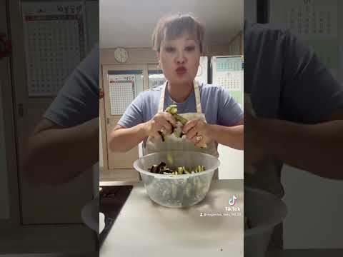 Видео: Баклажаны жареные с мясом по-корейски