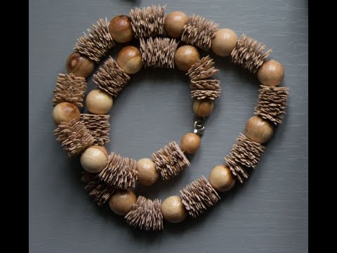 Видео: Как сделать бусы из бересты?