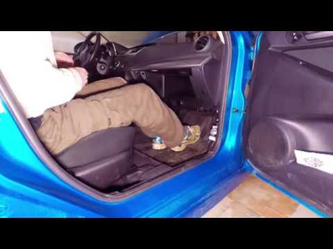 Видео: Замена электродвигателя вентилятора на Mazda 3 — Часть 1