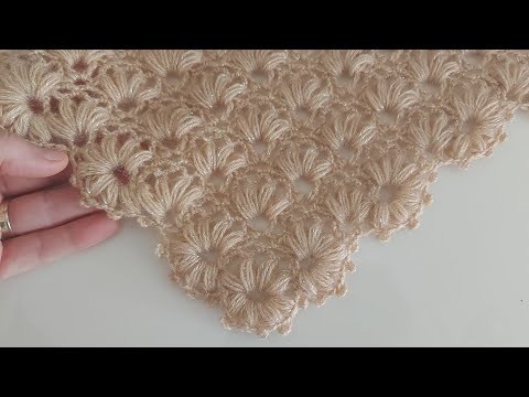 Видео: Как связать треугольную шаль крючком / Простое вязание крючком схемы шали для начинающих