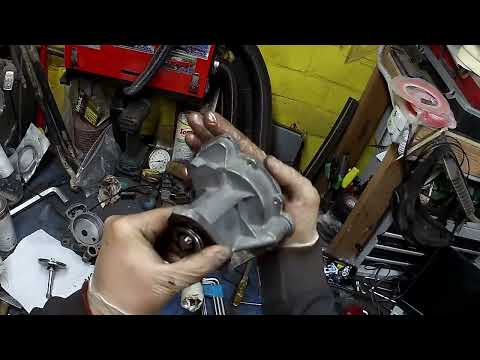 Видео: Вакуумный насос Audi 100 C4 2.5 TDI Разборка , сборка , ставим клапана правильно )))