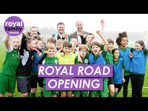 Видео: Уильям общается с юными футболистами, открывая новую подъездную дорогу в Корнуолле