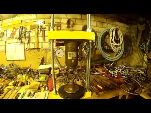 Видео: Установил манометр на бутылочный домкрат 20т самодельного пресса