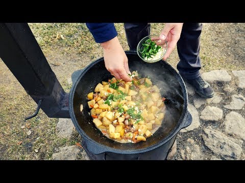 Видео: ЖАРКОЕ С КУРИНЫМИ СЕРДЕЧКАМИ В КАЗАНЕ НА КОСТРЕ