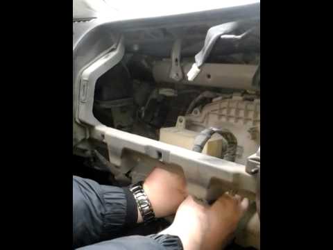 Видео: Замена салонного фильтра Mark II GX90 Part 1