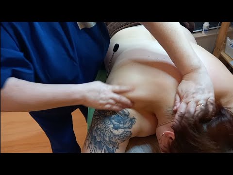Видео: АSMR. Я убираю большую холку и боли в плечах. #ASMR  #asmrshouldersmassage #widowhump