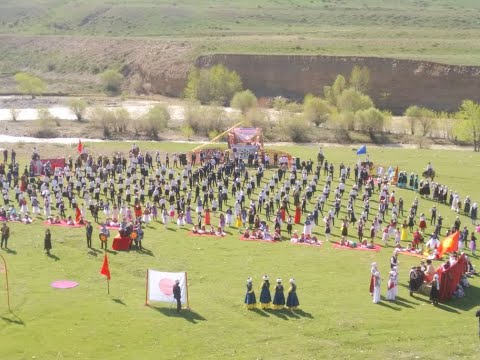 Видео: Чаткал. Түз эфир. 500 окуучу Манас айтууда