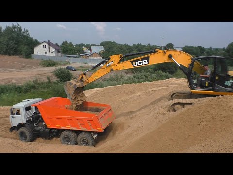 Видео: Погрузка самосвала Камаз 43118 экскаватором JCB JS240LC часть 1