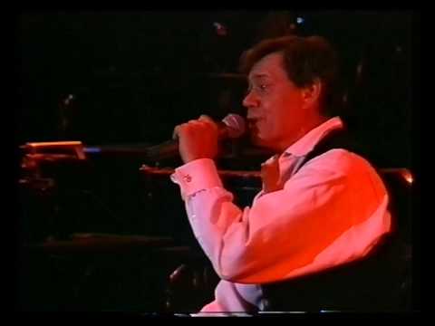 Видео: «Белеет мой парус», исполняет Николай Караченцов