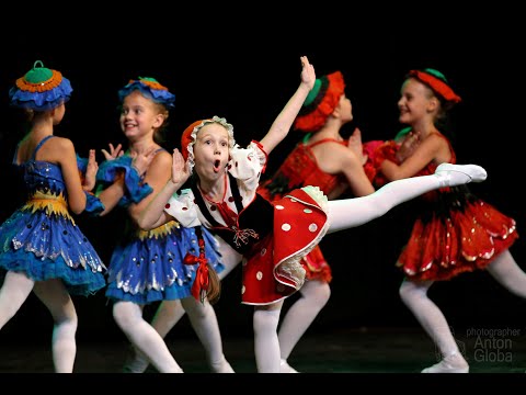 Видео: "На полянке", ансамбль "Ритмы детства". "In the meadow", the ensemble "Rhythms of childhood".
